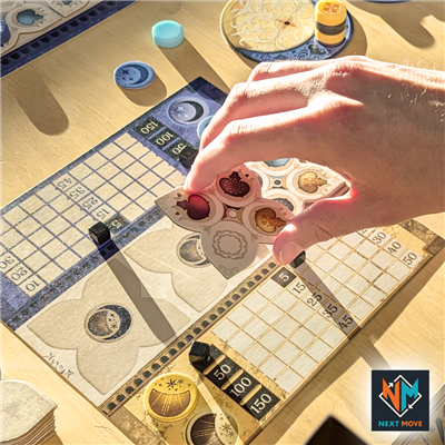 A hand holds hexagonal tokens over a vibrant board for Azul Duel NL/FR by Next Move Games, with score tracks, circular tokens, and coins—ideal for fans of tegelspel 2 spelers or an Azul Duel atmosphere. The Next Move Games logo appears bottom right.