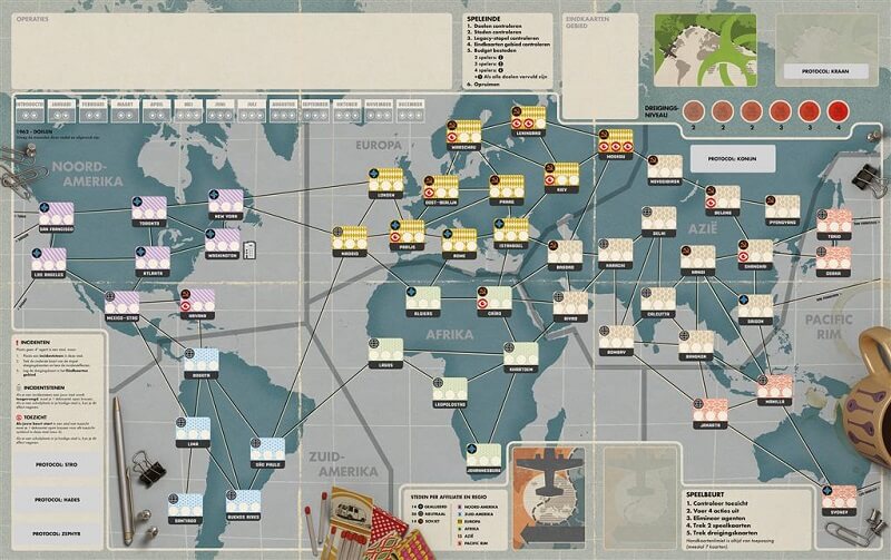 Pandemic Legacy Seizoen 0 NL van Z-Man Games is een bordspel met een wereldkaart, gekleurde regio’s verbonden door lijnen. Op steden liggen fiches en kaarten; tekst en symbolen tonen spelregels en doelen, geïnspireerd door Pandemic Legacy.